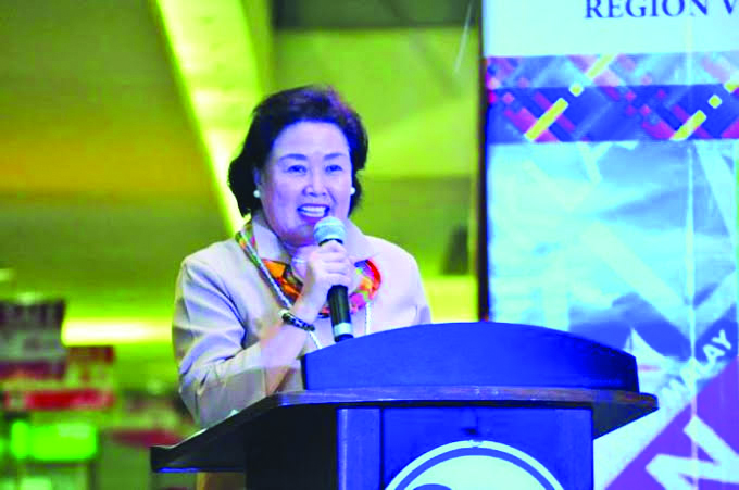 Antique Gov. Rhodora Cadiao was re-appointed as the chairperson of the Regional Development Council (RDC) from 2019 to 2022. Cadiao took her oath as RDC chair before President Rodrigo Duterte in Malacañang last Oct. 28. CONTRIBUTED PHOTO/PN