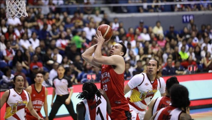 Barangay Ginebra San Miguel Kings’ Gregory Slaughter goes for an inside attempt. PBA PHOTO