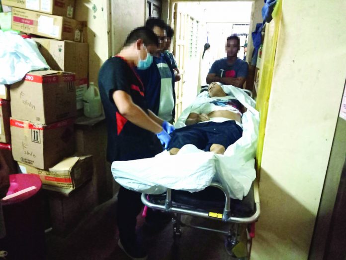 Personnel of a local mortuary inspect the body of slain drug suspect Bernardo Chavez. Chavez was killed in an alleged shootout with police officers during a buy-bust operation in Barangay Dulonan, Arevalo district. IAN PAUL CORDERO/PN