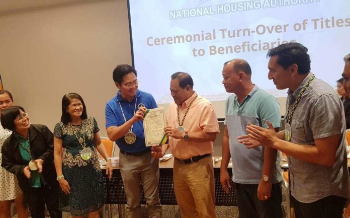 TURNOVER. Cabinet Secretary Karlo Nograles (3rd from left) formally turn overs super typhoon “Yolanda” housing units to beneficiaries on Nov. 19, 2019 in Iloilo City. In photos are (from left) National Housing Authority NHA) Region 6 manager Engineer Grace Guevarra, NHA Iloilo/Guimaras district manager Ma. Luz Ysatam, Nograles, Mayor Seigfredo Betita of Carles, Iloilo and Cong. Raul Tupas of Iloilo’s 5th District. All housing projects in areas hit by 2013’s super typhoon “Yolanda” would be fully completed by 2020, according to Nograles who also chairs the Inter-agency Task Force Yolanda. GLENDA SOLOGASTOA/PN