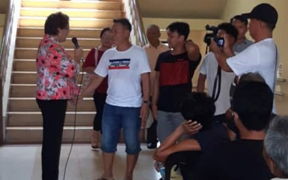 FINANCIAL AID. Antique Governor Rhodora J. Cadiao (left) turns over financial aid from the provincial government to crew members of a cargo vessel stranded in San Jose de Buenavista since April 3, 2019. The assistance was handed to the men at the lobby of the provincial capitol on Tuesday (Nov. 5, 2019). (PNA photo by Annabel J. Petinglay)