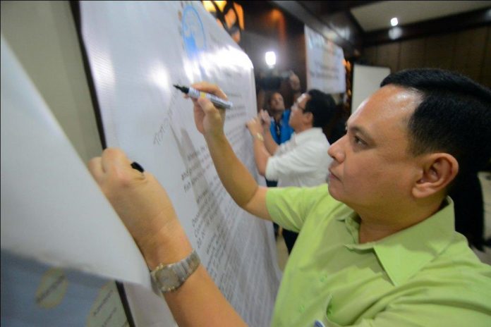 Gov. Arthur Defensor Jr. of Iloilo signs a covenant committing to hasten the implementation of the “Management Framework for the Conservation, Protection and Restoration of the Visayan Sea” during a summit on the Visayan Sea yesterday, Nov. 28, 2019, in Jaro, Iloilo City. IAN PAUL CORDERO/PN