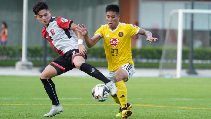 Kaya Iloilo’s Shirmar Felongco (right) fights for a loose ball. KAYA-ILOILO PHOTO