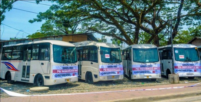 These modern jeepneys belong to the Iloilo City Alliance of Operators and Drivers Transport Cooperative. Each unit can accommodate 25 passengers. The minimum fare is P10.20 for the first four kilometers plus an additional P1.20 for every succeeding kilometer. Beginning Thursday, Nov. 28, an initial seven air-conditioned units will serve the “Ungka-ITGSI-Iloilo City via CPU” route. This is from the Iloilo Terminal and General Services, Inc. (ITGSI) terminal in Barangay Ungka, Jaro district to the City Proper passing by Central Philippine University. IAN PAUL CORDERO/PN