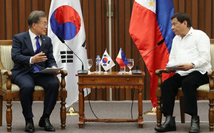 President Moon Jae-in (left) attends summit talks with Philippine President Rodrigo Duterte on Nov. 13 at the Philippine International Convention Center in Manila.