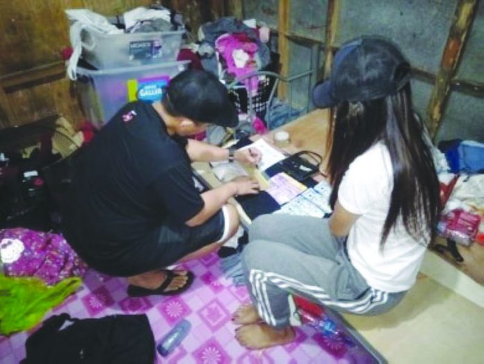 An antidrug operative inspects the suspected shabu seized from “high-value” target Arlene Arnaiz in Barangay 3, Bacolod City on Wednesday. Police Station 8/BCPO