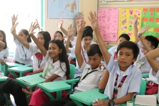 Students from Boracay National High School raised their hands to answer queries.