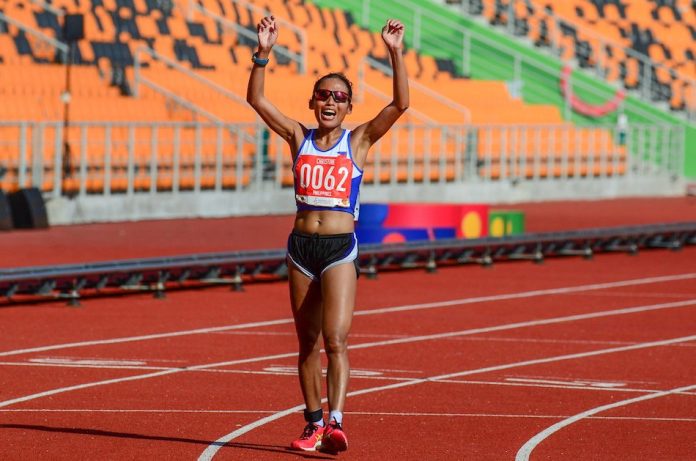 Christina Hallasgo upsets Mary Joy Tabal for the gold medal of the 30th Southeast Asian Games women’s marathon. ABS-CBN NEWS PHOTO