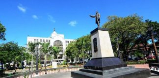 A TRUE PATRIOT. This 102-year-old life-size statue of Dr. Jose Rizal at Iloilo City’s historic Plaza Libertad honors his patriotism. Today, Dec. 30, the nation commemorates his martyrdom. Born in June 1861, he would live to celebrate only 35 birthdays, a short but meaningful life that left a lasting imprint on our history. Rizal was executed by firing squad on Dec. 30, 1896 in Bagumbayan (Rizal Park) in Manila. IAN PAUL CORDERO/PN