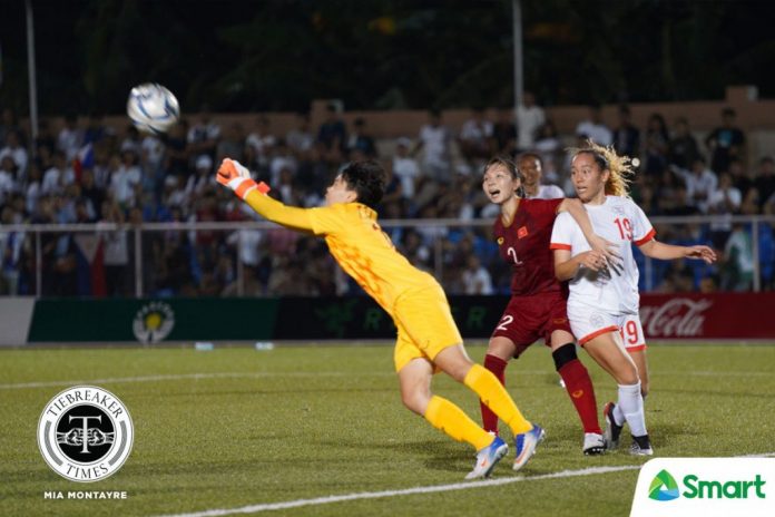 The Philippines’ Eva Madarang fights with a Vietnamese player in a loose ball battle. TIEBREAKER TIMES PHOTO