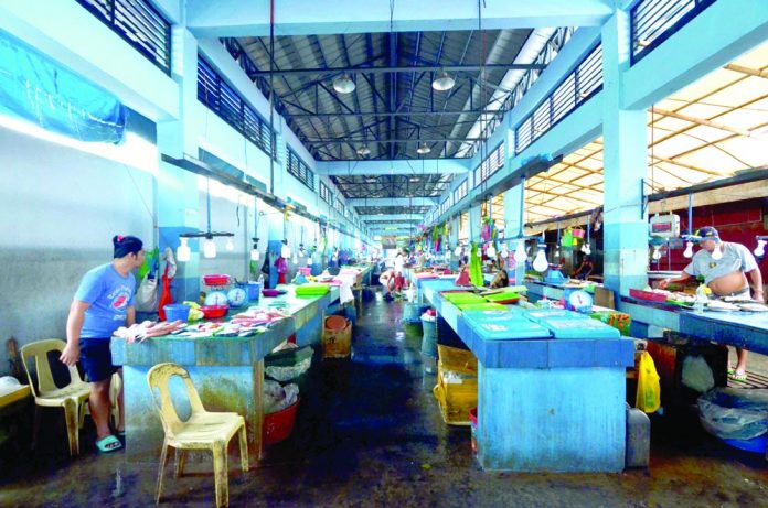 Fish, meat and vegetable vendors in Iloilo City report low consumer demand, while foot traffic through the market has been unremarkable during the past few days despite the holiday season. IAN PAUL CORDERO/PN