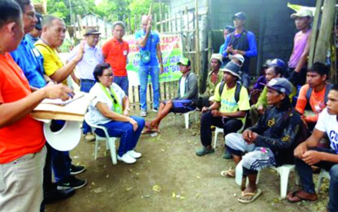 Gov. Rhodora Cadiao (seated, left) meets with the “sakadas” or sugar cane workers from Antique who are working in Negros Occidental. Recently, Randy Ardeño, officer in charge of the provincial Sakada Desk, said the 20 sakadas belong to the first batch of sugar migrant workers who received favorable decisions for their labor complaint against Hacienda Asuncion and Hacienda Marina. ANTIQUE PIO