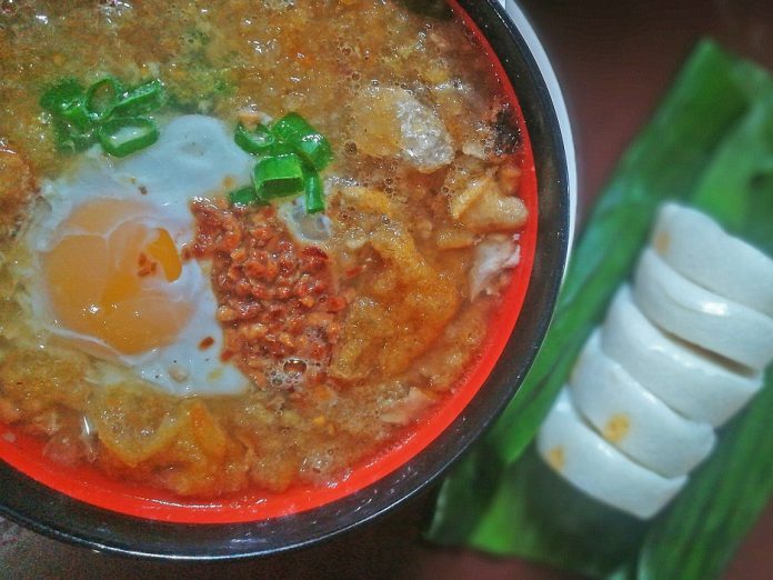 Usually topped with generous helpings of chicharon and chives, the Ilonggo staple batchoy is highlighted by thick miki noodles and freshly-sliced pork innards, complemented by a rich chicken or pork stock that bursts with savory flavor.