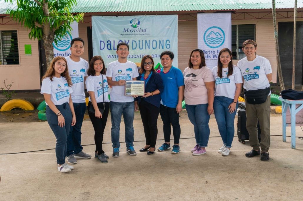 Maynilad team composed of Rizza Dela Cruz, Franco Rebarter, Orange Dorico, Rosmon Tuazon, and Ony Carcamo receive a certificate of appreciation from school officials led by Principal Lilibeth Gregorio.