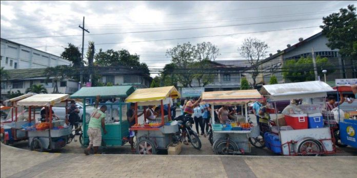 MOBILE FOOD KIOSKS. These rolling food stores can stay in front of the Iloilo provincial capitol on Bonifacio Drive, according to the city government, for as long they do not become traffic obstructions. These are actually motorcycles and trisikads modified by vendors into mobile food kiosks. IAN PAUL CORDERO/PN