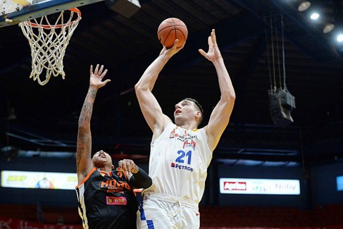 San Miguel-Alab Pilipinas’ Sam Deguara easily scores against a Mono Vampire defender. TIEBREAKER TIMES PHOTO