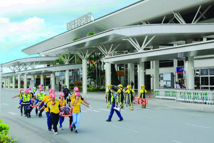 Emergency responders carry a wounded victim during a bombing simulation at the Iloilo Airport in Cabatuan, Iloilo on Saturday. The tested the skills of the responders such as the aviation security personnel, police and military troops, and medical teams, among others. IAN PAUL CORDERO/PN