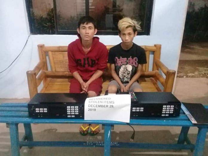 Sky Inventor (right) and Jay Rose Delprado were arrested for allegedly stealing karaoke equipment at a bar in Barangay Singcang-Airport, Bacolod City on Dec 29. POLICE STATION 8/BCPO