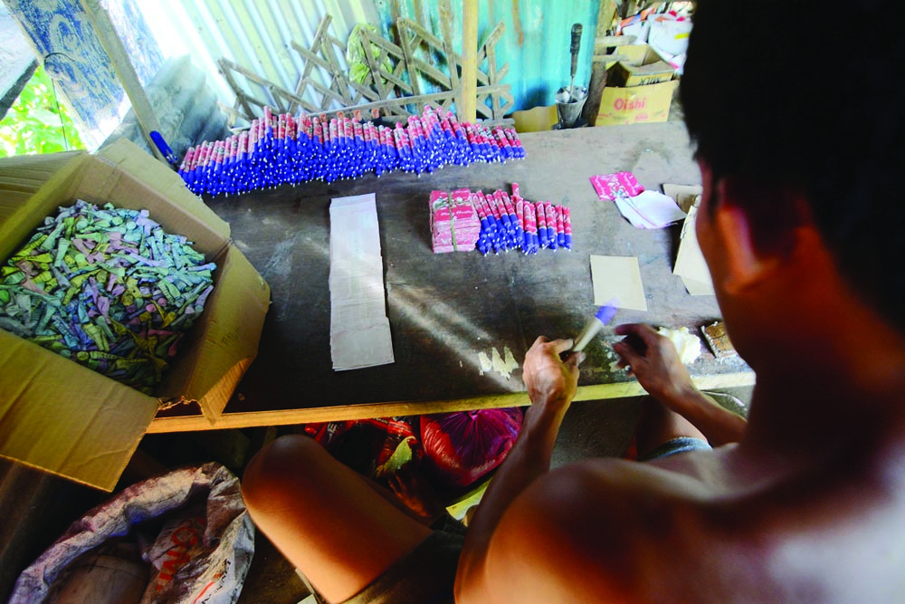 Firecracker worker Nonoy sets the final touches for the end product. IAN PAUL CORDERO/PN