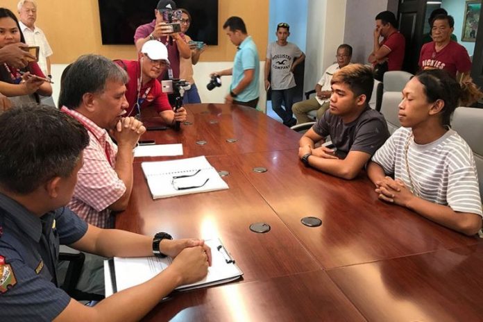 Cadiz City Mayor Salvador Escalante Jr. (left) talks to the two Dinagsa Festival revelers who went viral due to their recent lewd “pole dancing” act Monday morning, January 27, 2020. PHOTO: City Information Center of Cadiz City Facebook page