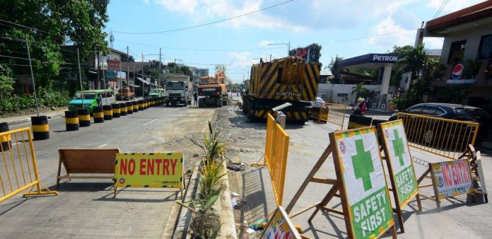 Work on a 453.70-meter flyover (including the approaches, protection and right of way) in Barangay Ungka II, Pavia, Iloilo has started. The public should prepare for a traffic bottleneck that may last for 18 months, according to the Department of Public Works and Highways. When completed, the flyover is expected to ease traffic congestion on the Sen. Benigno Aquino Jr. Avenue, the highway leading to the Iloilo Airport. IAN PAUL CORDERO/PN