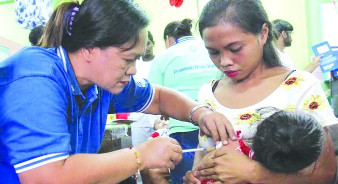 bacolod-brgy-health-workers-get-cash-allowance