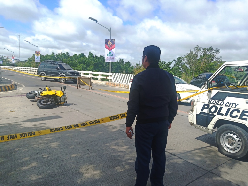 CRIME SCENE. A police officer secures the spot where motorcycle-driving businessman Delfin Britanico was ambushed in Barangay Nabitasan, La Paz, Iloilo City on Jan. 19. 2020. The victim’s family believes the attack is business-related, according to the Iloilo City Police Office. IAN PAUL CORDERO/PN