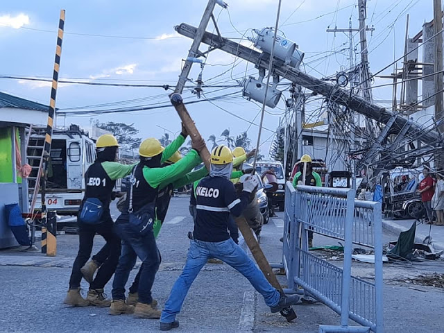 Linemen from various electric cooperatives fix a pole damaged during the onslaught of typhoon “Ursula.” According to a report, over 850 electric posts were toppled by the typhoon in the franchise area of the Aklan Electric Cooperative. AKELCO