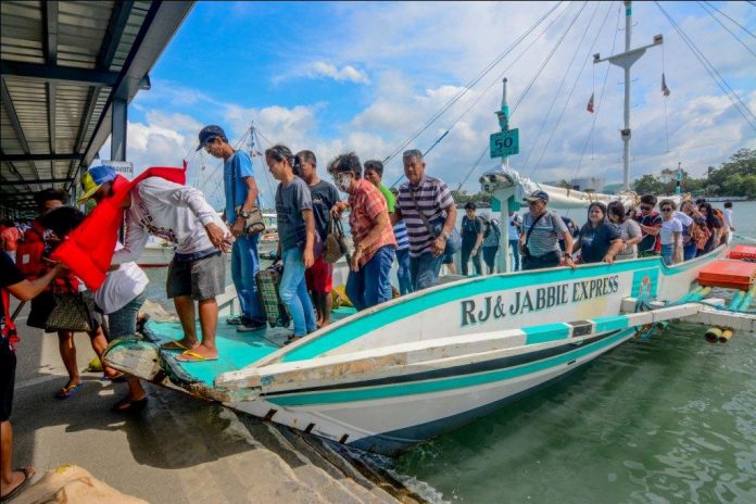 People from Guimaras disembark from a motorboat at the Iloilo Ferry Terminal-Parola in Iloilo City. A proposed bridge connecting Panay (Iloilo City) and Guimaras, if realized, would be another travel option when crossing the Iloilo Strait to go to any point in the nearby island province from Iloilo City. It could curb if not totally eliminate fatal sea mishaps. IAN PAUL CORDERO/PN