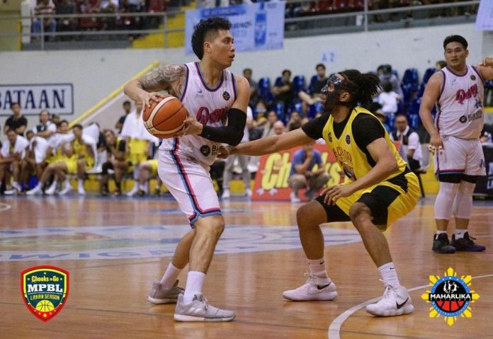 Ilonggo Jaypee Belencion tows Pasay Voyagers to a victory over the Bacolod Master Sardines. MPBL PHOTO