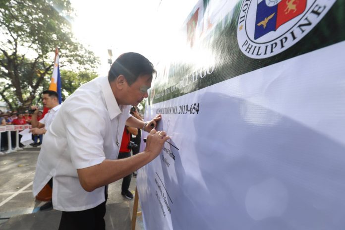 Mayor Jerry Treñas spearheads the signing of a “pledge of commitment” in support to Resolution No. 2019-654 of the Sangguniang Panlungsod encourage the public to observe “Clean as You Go” – the practice of keeping one’s area clean and tidy at all times.