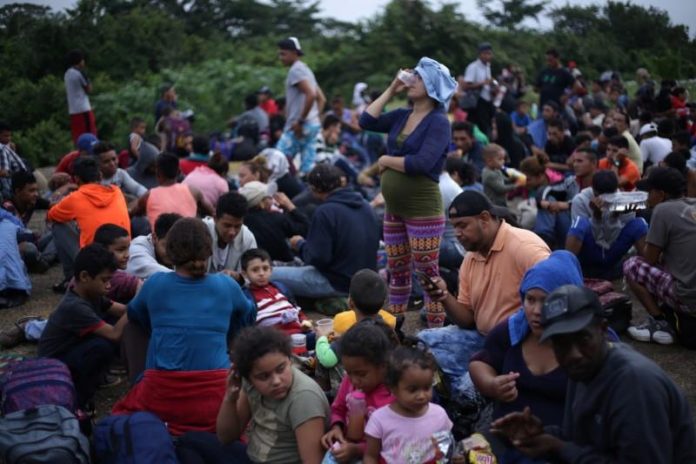 Migrants from Central America, part of a caravan travelling to the United States, wait to cross into Mexico in El Ceibo, Guatemala on Jan. 18. REUTERS/VICTOR PENA