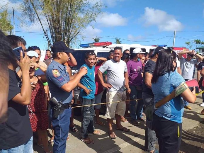 Crowds flock the area where Barangay Punta Tabuc councilman Onel Arandez was shot to death. GLENN BEUP/PN