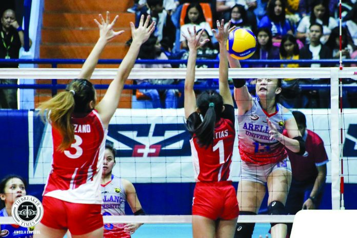 Arellano University Lady Chiefs’ Regine Arocha scores against a San Beda University Lady Red Spikers defender. TIEBREAKER TIMES PHOTO