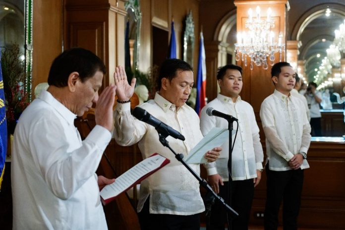 Newly-appointed Supreme Court Associate Justice Samuel Gaerlan takes oath before President Rodrigo Duterte in the Palace on Jan 8. KING RODRIGUEZ/PRESIDENTIAL PHOTO