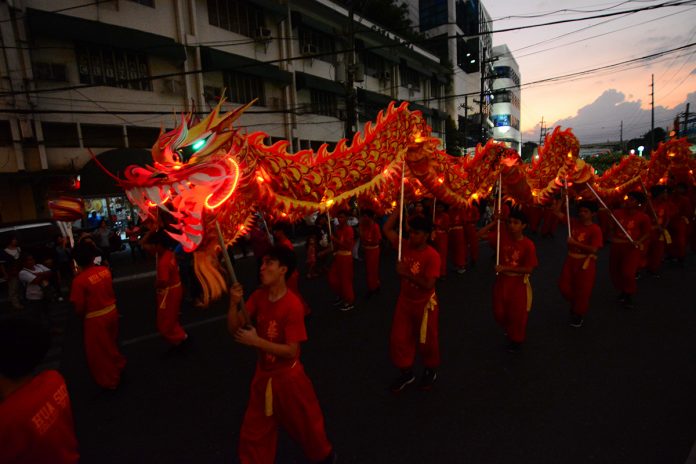 Ilonggo Chinoy’s kick off their week-long celebration and stage a lantern parade from Bonifacio Drive to Filipino-Chinese Community Arch, Iznart, Iloilo City.