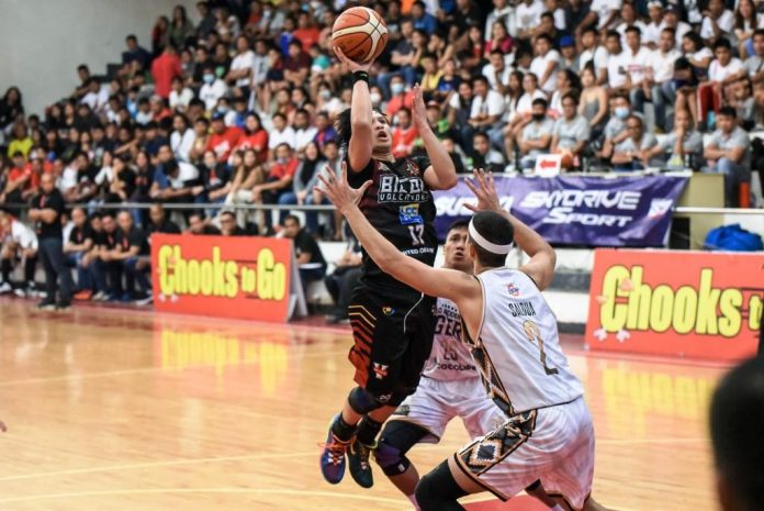 Bicol Volcanoes’ Alwyn Alday attempts a teardrop basket against an opponent. MPBL