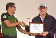 Director Alex Tablate (left) of the Philippine Drug Enforcement Agency in Western Visayas gives a certificate to Mayor Raul Banias attesting that Concepcion, Iloilo has been cleared of illegal drugs. Concepcion is the first town in northern Iloilo to be declared as drug-cleared. The declaration was made on Feb. 19, 2020. IAN PAUL CORDERO/PN