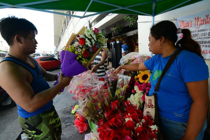 Flower vendors at the Iloilo Central Market hope to cash in on the celebration of Valentine’s Day. Mayor Jerry Treñas has allowed them to return to the sidewalks of the market just for today, Feb. 14, 2020. IAN PAUL CORDERO/PN