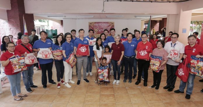 GT Foundation, Inc. (GTFI), the Ty family foundation, together with Metrobank Foundation, Inc. (MBFI) held the 8th edition of the “Bags of Blessing,” where 10,000 underprivileged families in select areas of the country received bags of food items. Photo shows the main event held on Jan. 25, 2020 at Universidad de Manila in Manila City, where 400 families received assistance. The gift-giving activity was led by Metrobank Group chairman Arthur Ty (6th from left); Federal Land chairman and GTFI president Alfred Ty (5th from right); GTFI honorary chair Mary Ty; GTFI vice president Anjanette Dy Buncio (4th from left); and Metrobank Foundation president Aniceto Sobrepeña (4th from right). They were joined by City of Manila vice mayor Dra. Honey Lacuna (6th from right); Department of Social Welfare and Development regional director for NCR Vicente Gregorio Tomas (2nd from right), and Manila Department of Social Welfare director Ma. Asuncion Fugoso (3rd from right).Simultaneous distributions were held in 25 sites in pre-identified municipalities and cities across Luzon, Visayas, Mindanao, and NCR.