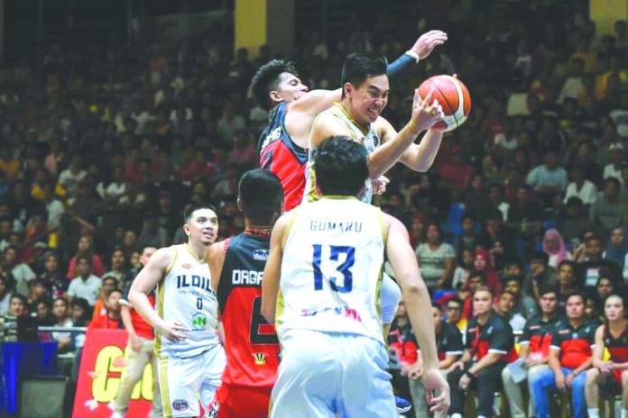 Ilonggo Jay Javelosa of the Iloilo United Royals emphatically soars for a rebound. MPBL