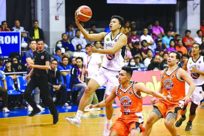 Bacolod Masters Sardines’ John Paul Cauilan stretches for an inside basket.MPBL PHOTO