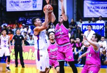 San Juan–Go For Gold Knights’ Larry Rodriguez attempts to score on the paint against a bigger Pasay Voyagers defender. MPBL