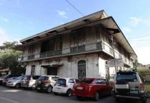 The proposed restoration of the Lacson ancestral house across Iloilo City’s Plaza Libertad will complement the city government’s program of reviving local cultural treasures, says Mayor Jerry Treñas. The Lacson ancestral house is located beside the century-old San Jose de Placer Church facing the historic Plaza Libertad. It was built in bahay na bato style (stone and concrete base, elevated wooden quarters) common during the Spanish colonial period. A distinct feature is its deep awnings that serve as protection from the tropical weather. PHOTO BY ARNOLD ALMACEN, CITY MAYOR’S OFFICE