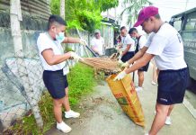 Volunteers from the Bureau of Jail Management and Penology join the province-wide cleanup drive dubbed “Limpyo Iloilo” on Friday. The activity promotes culture and character of cleanliness, and spirit of volunteerism among Ilonggos, says Gov. Arthur “Toto” Defensor Jr. IAN PAUL CORDERO/PN