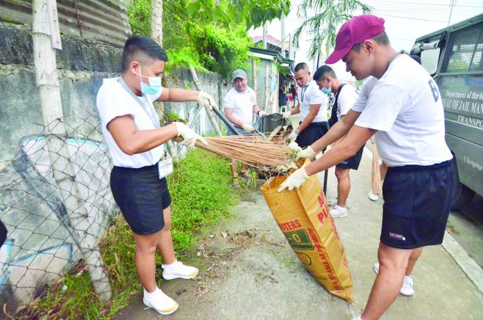 Volunteers from the Bureau of Jail Management and Penology join the province-wide cleanup drive dubbed “Limpyo Iloilo” on Friday. The activity promotes culture and character of cleanliness, and spirit of volunteerism among Ilonggos, says Gov. Arthur “Toto” Defensor Jr. IAN PAUL CORDERO/PN