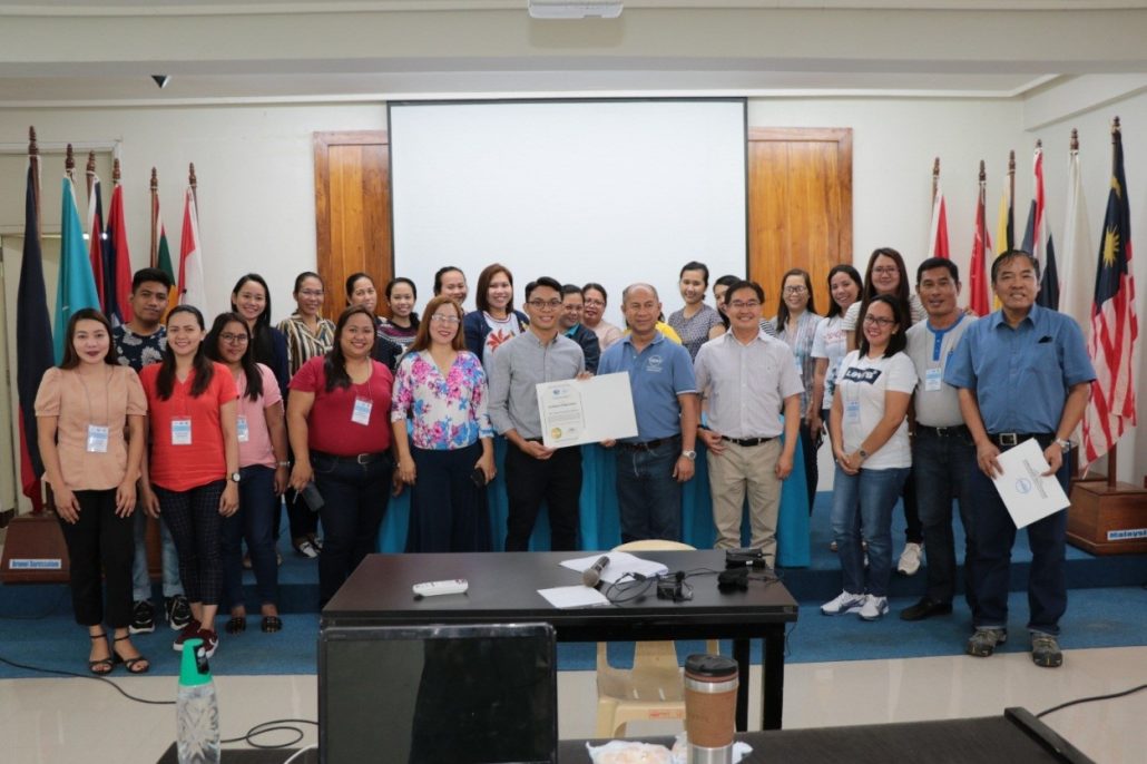 Participants of the training on Research Methodology and Technical Writing pose with the resource persons Daniel David Pamplona (6th from left) and Vicente Balinas (8th from left), SEAFDEC/AQD’s Training and Information head Dr. Edgar Amar (7th from left), and Training Coordinator Rosenio Pagador (rightmost) on Jan. 28, 2020 in Tigbauan, Iloilo. Photo by JF Aldon