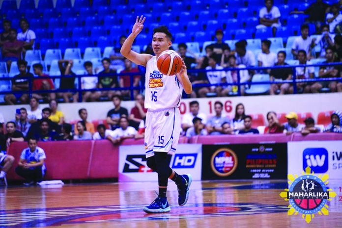 Bacolodnon guard Kirell Brahndon “Kib” Montalbo signals a play to his Makati Super Crunch teammates during his stint in the Maharlika Pilipinas Basketball League. MPBL PHOTO