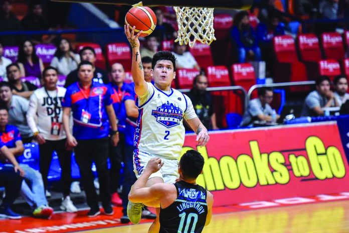 Manila-Frontrow Stars’ Carlo Lastimosa attempts an uncontested layup against Makati. MPBL