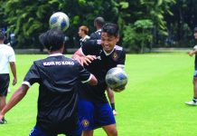 Ilonggo Jovin Bedic shares a light moment with one of his Kaya Futbol Club-Iloilo teammates in a football field in Jakarta, Indonesia on March 8. KAYA FUTBOL CLUB FB PAGE